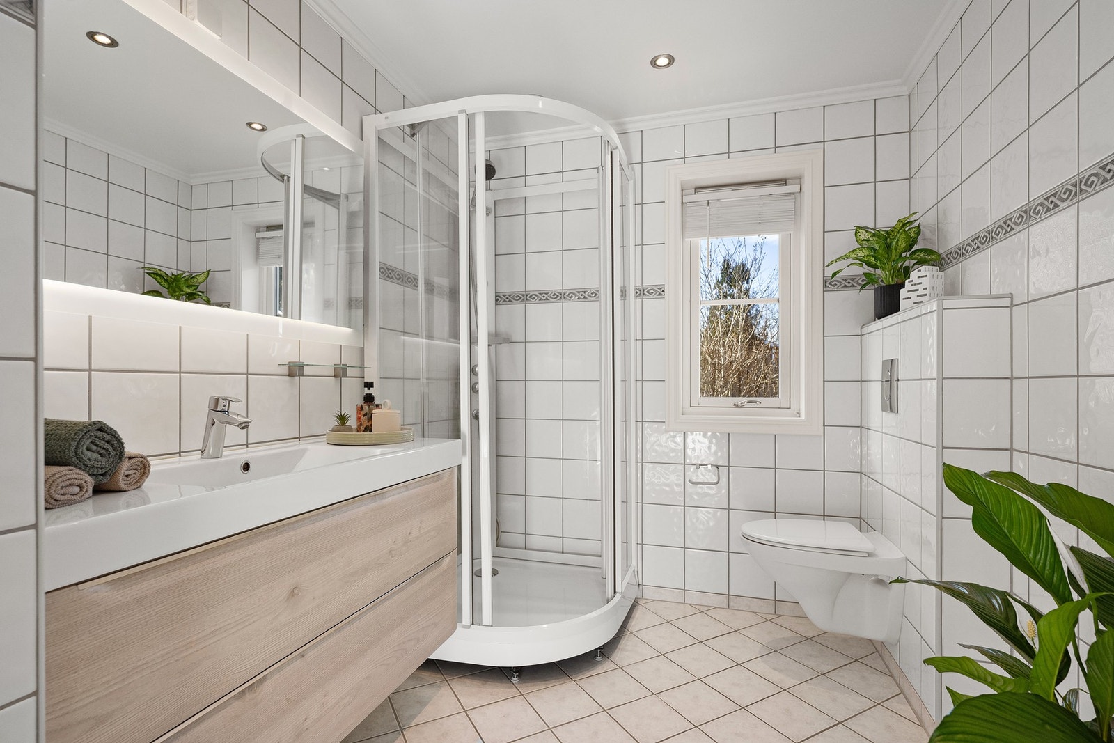 Badet i 1. etasje er helfliset med behagelig gulvvarme. Galleribilde