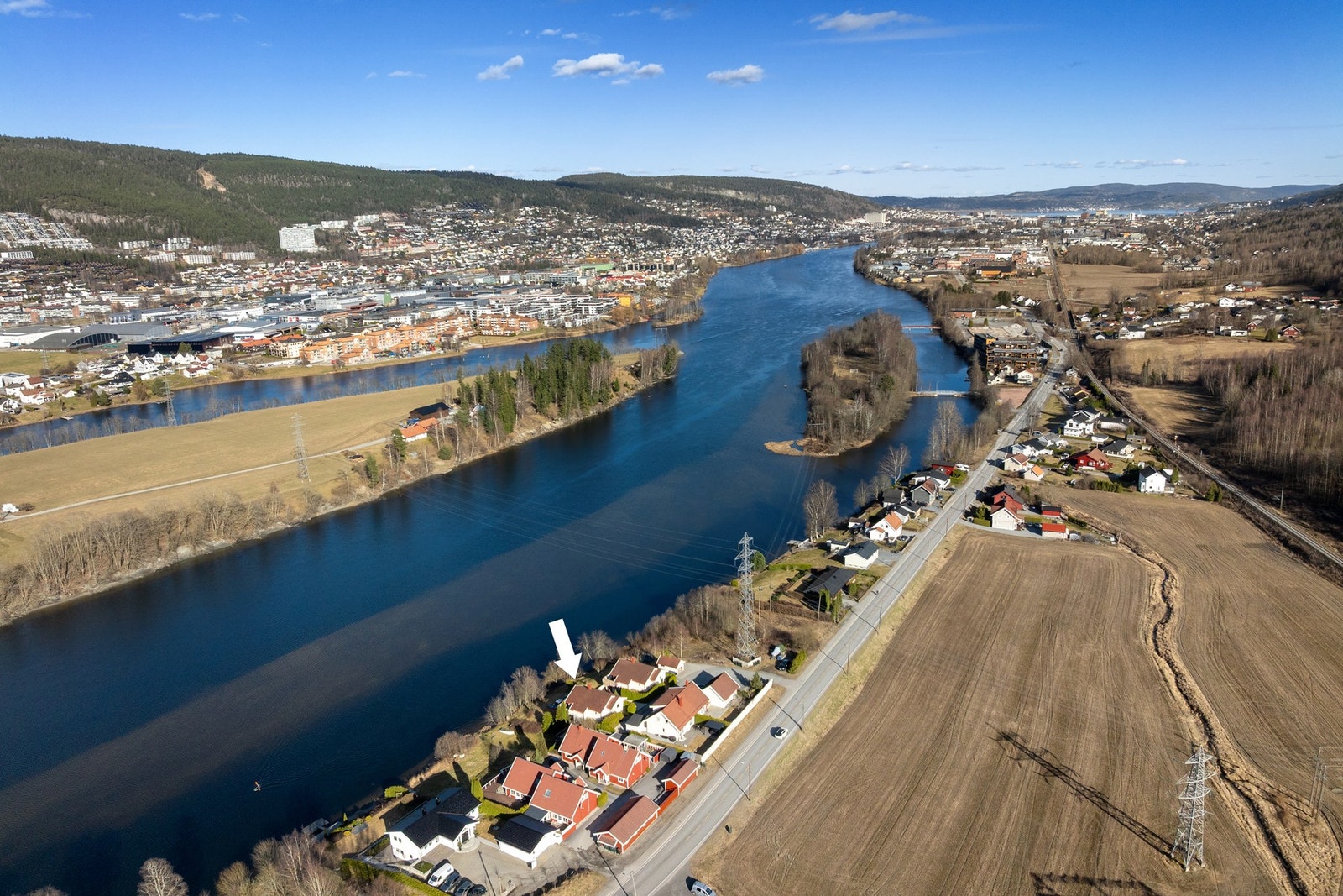 Eiendommen har en idyllisk og landlig beliggenhet, samtidig som du har kort vei til byen og alle fasiliteter. Galleribilde