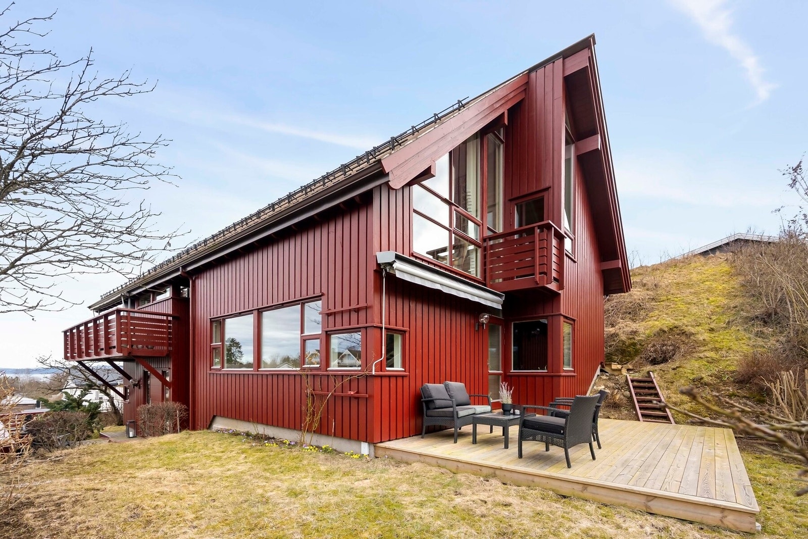 En stor enebolig med arkitektonisk særpreg Galleribilde