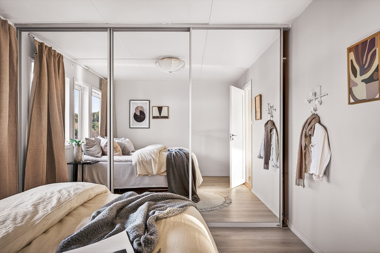 Stor skyvedørsgarderobe med speil - godt med oppbevaring. Galleribilde
