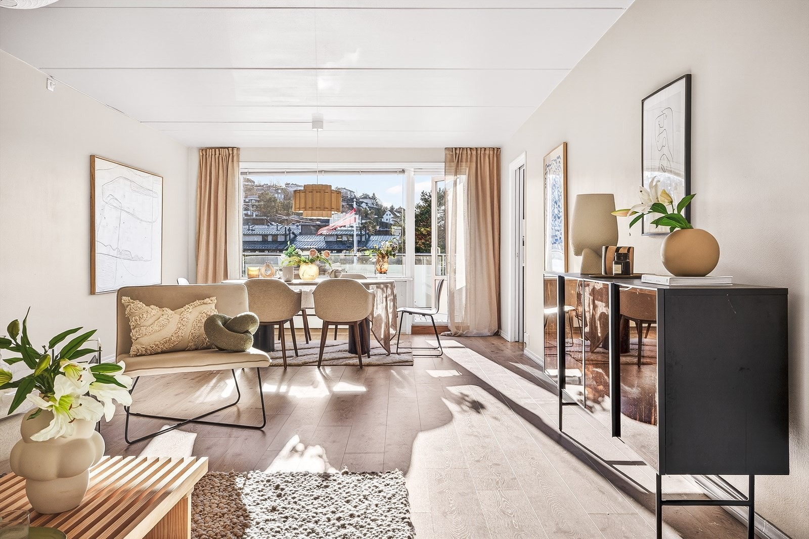 God plass til flere soner med både sofagruppe og spisebord Galleribilde