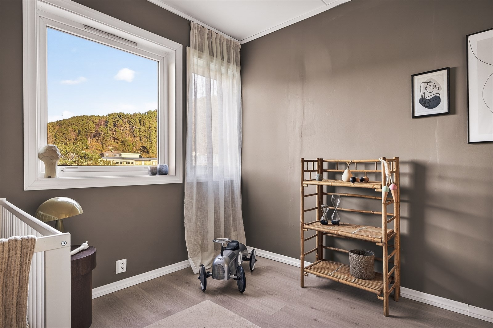 Praktisk soverom på 11,8 m² - perfekt som barnerom, gjesterom eller kontor. Galleribilde
