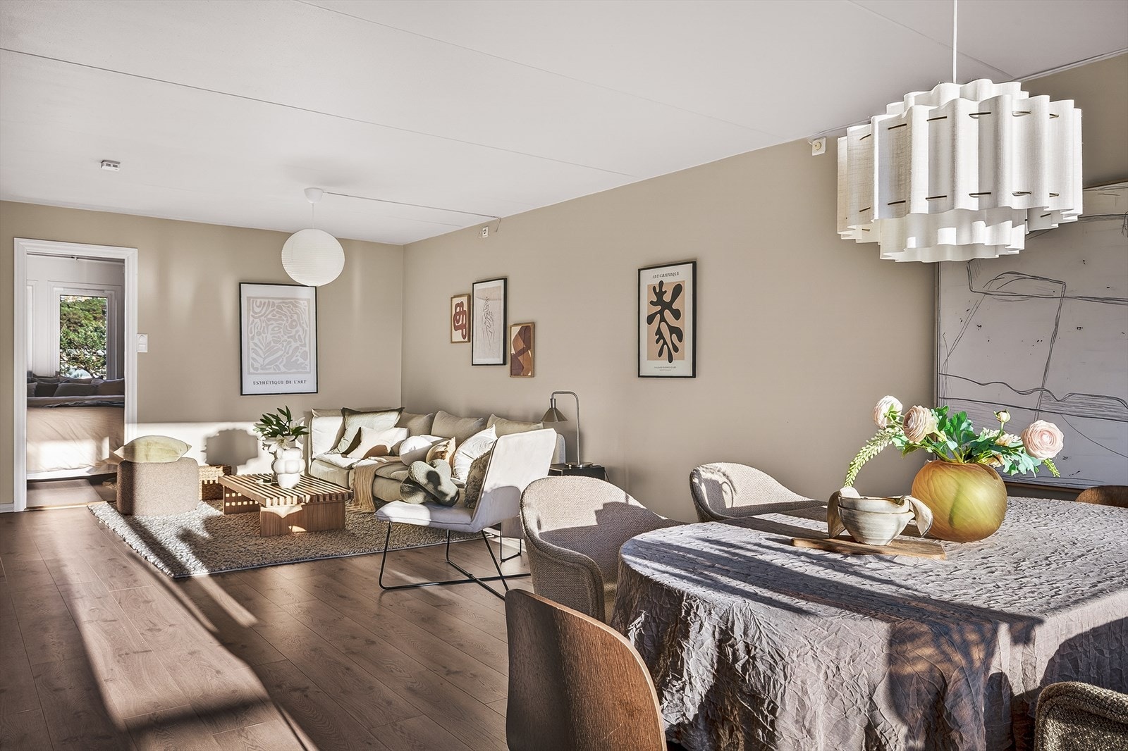 Store vindusflater slipper inn rikelig med naturlig lys. Galleribilde