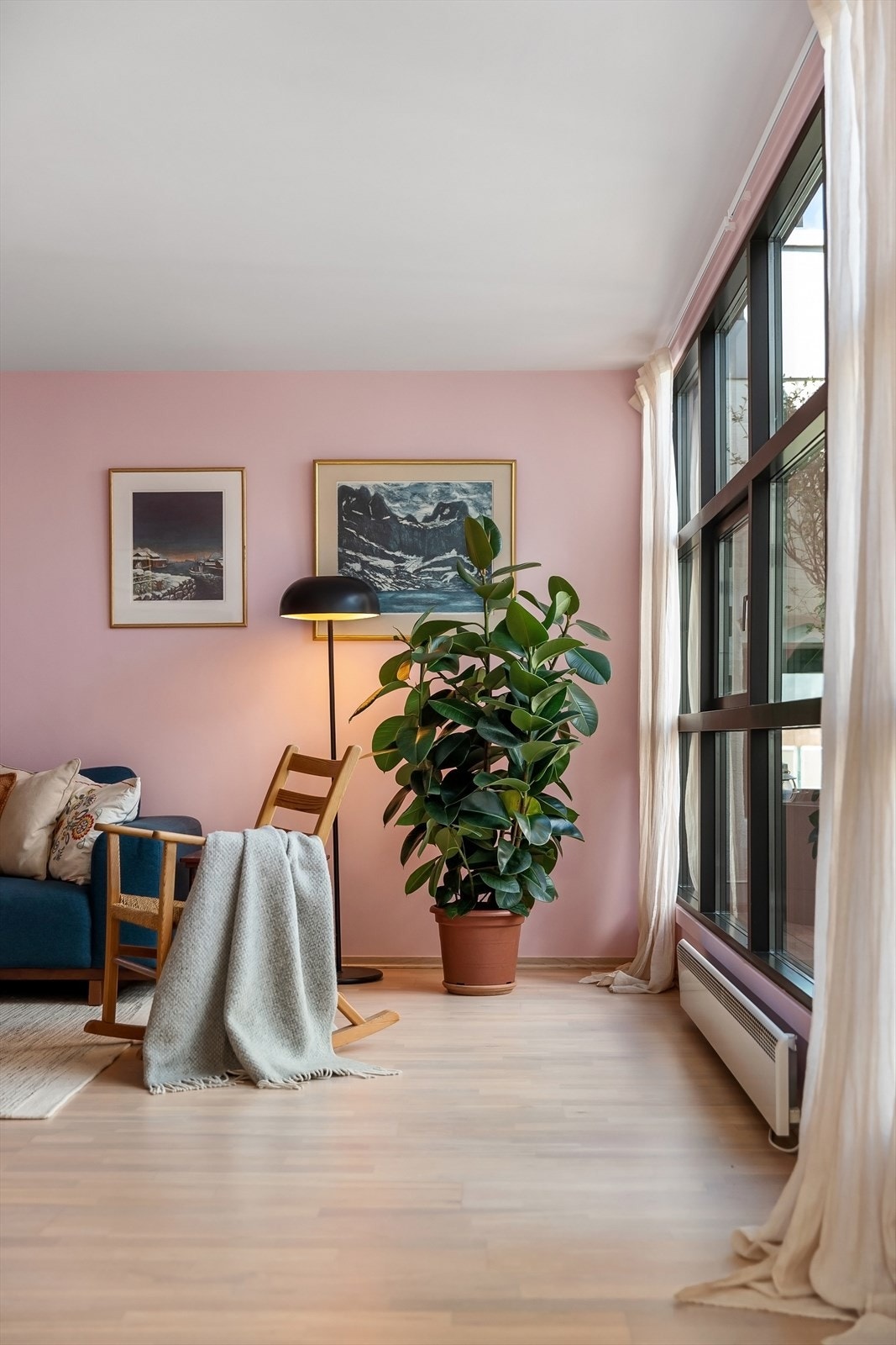 Leiligheten byr på gode sol- og lysforhold. Det frodige uterommet trekkes inn i stuen, og de mange vinduene fyller stuen med dagslys. Galleribilde