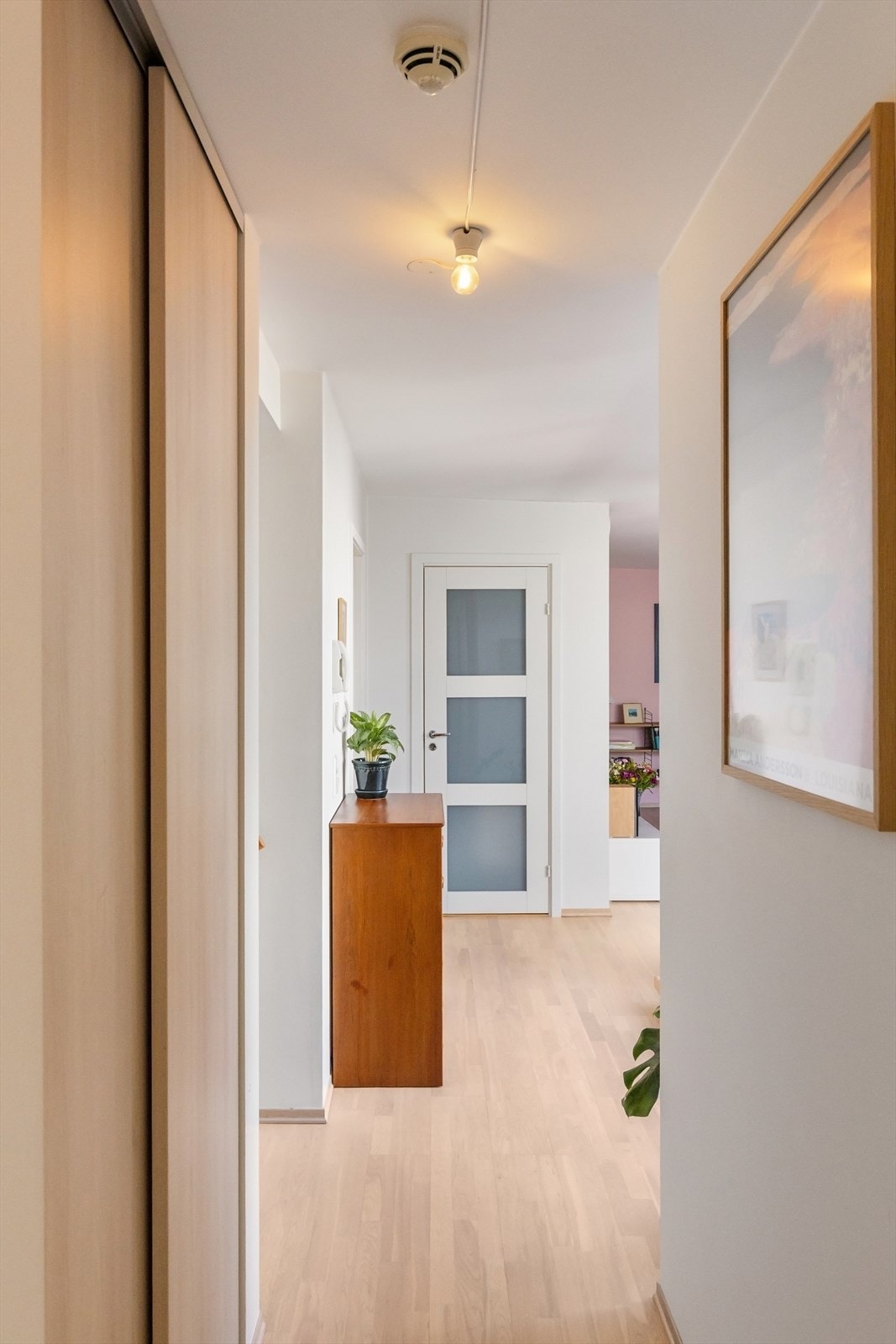 Leiligheten har to soverom av god størrelse som ligger hendig tilbaketrukket fra stuen og kjøkkenet, på hver sin ende av gangen. Galleribilde