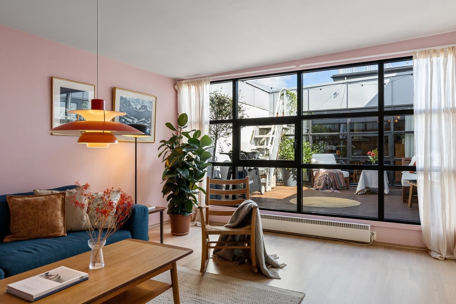 Leiligheten er en del av populære Funkisgården borettslag, og er tegnet av det anerkjente arkitektfirmaet Narud Stokke Wiig. Galleribilde