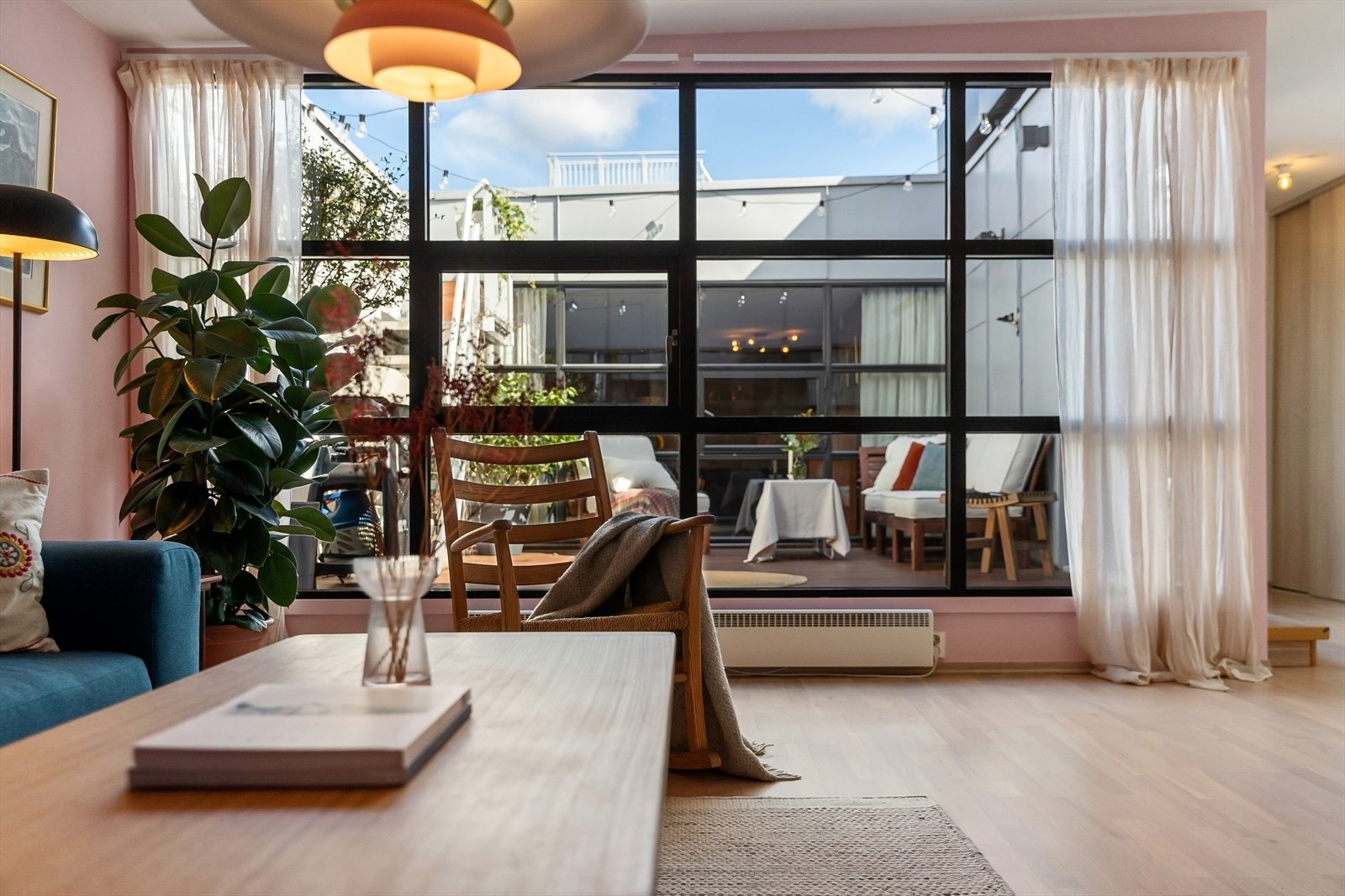 Et vindu mot atriet kan enkelt åpnes - perfekt for sene sommerkvelder når man har satt på grillen. Galleribilde