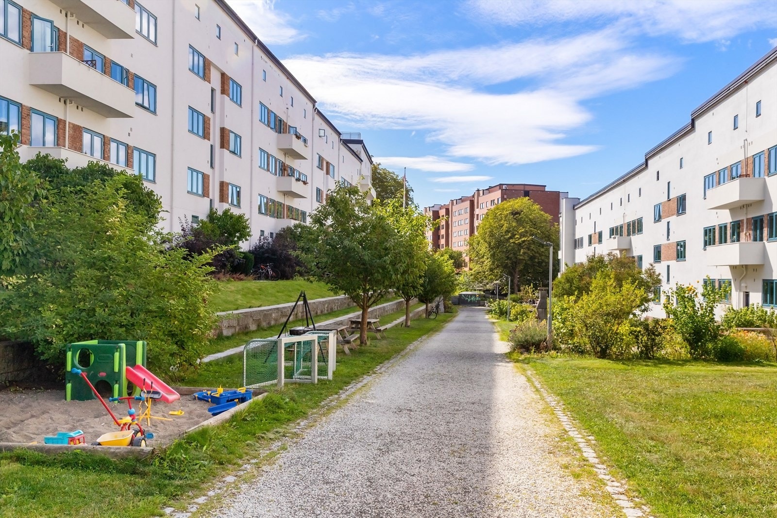 Borettslaget har også hagegruppe og plantekasser til glede for hobbygartneren, i tillegg til egen parkering innendørs for elsykler. Sykkelparkeringen kan benyttes mot et engangsbeløp for sliping av nøkkel. Galleribilde