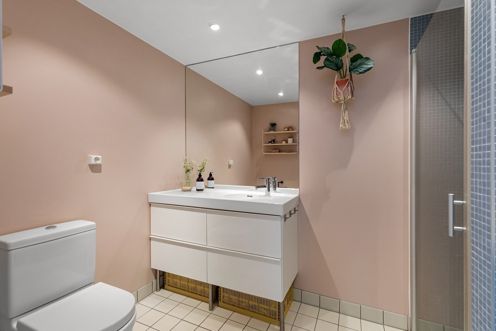 Badet har velplasserte downlights i himling, gulvvarme og opplegg for vaskemaskin. Galleribilde