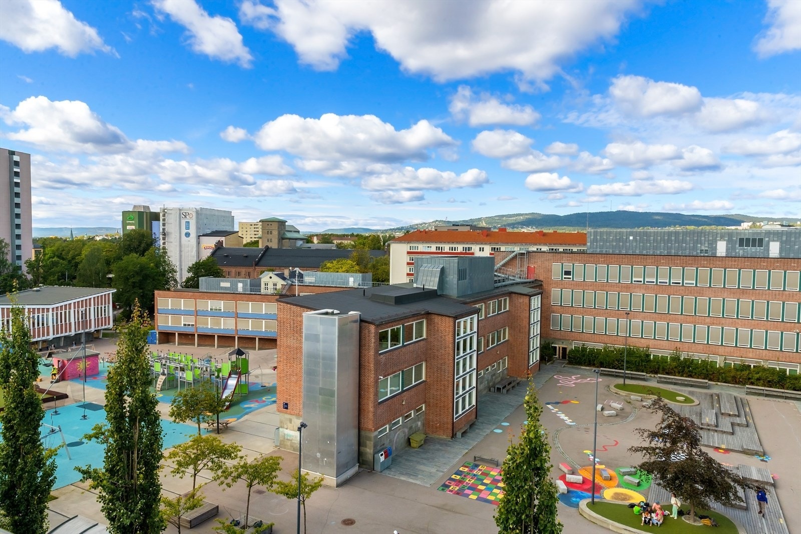Fra eiendommen er det gangavstand til Nordpolen barne- og ungdomsskole. Det finnes flere v.g.s. og utdanningsinstitusjoner i fin gang- og sykkelavstand, som bl.a. BI, Kunsthøgskolen, Arkitekthøgskolen, Westerdals, OsloMet og Tannlegehøyskolen. Galleribilde