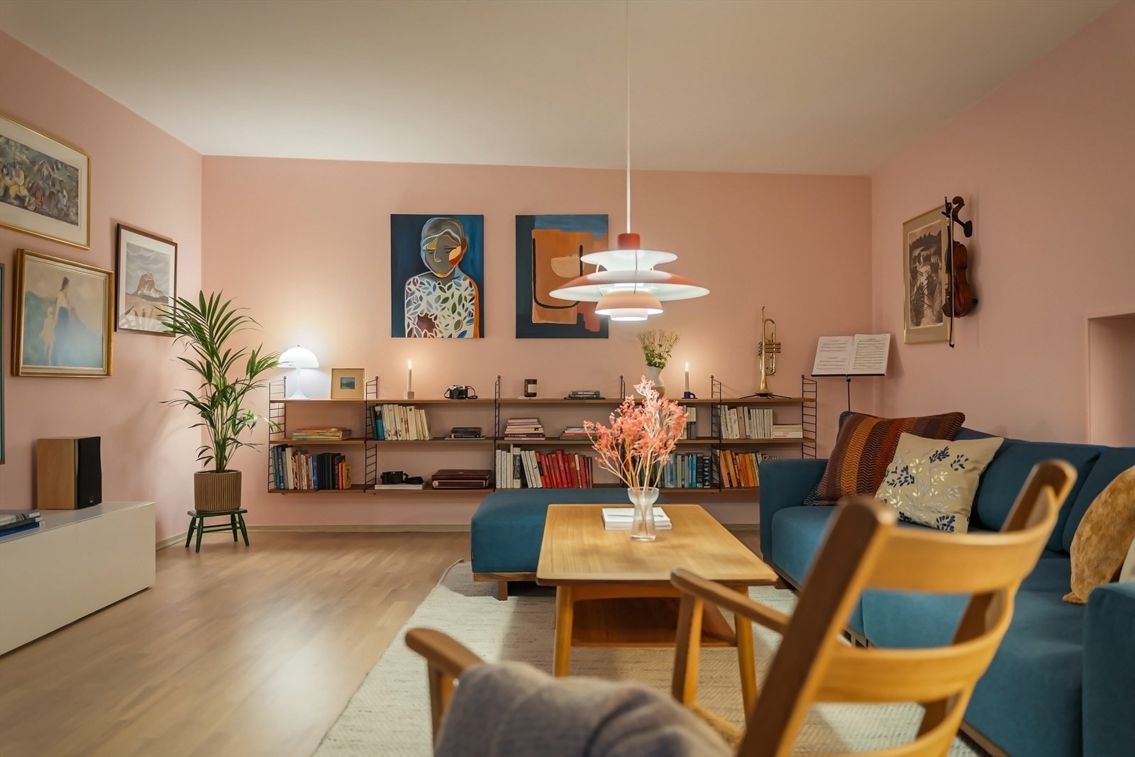 Meget romslig stue med plass til ulikt møblement. Galleribilde