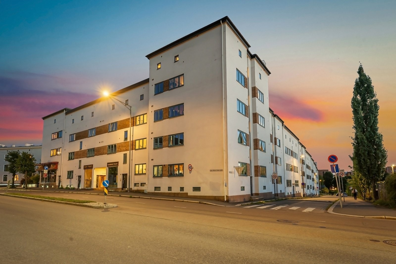 Eiendommen har en attraktiv og rolig beliggenhet på Torshov i Oslo, med gangavstand til alt man måtte trenge. Galleribilde