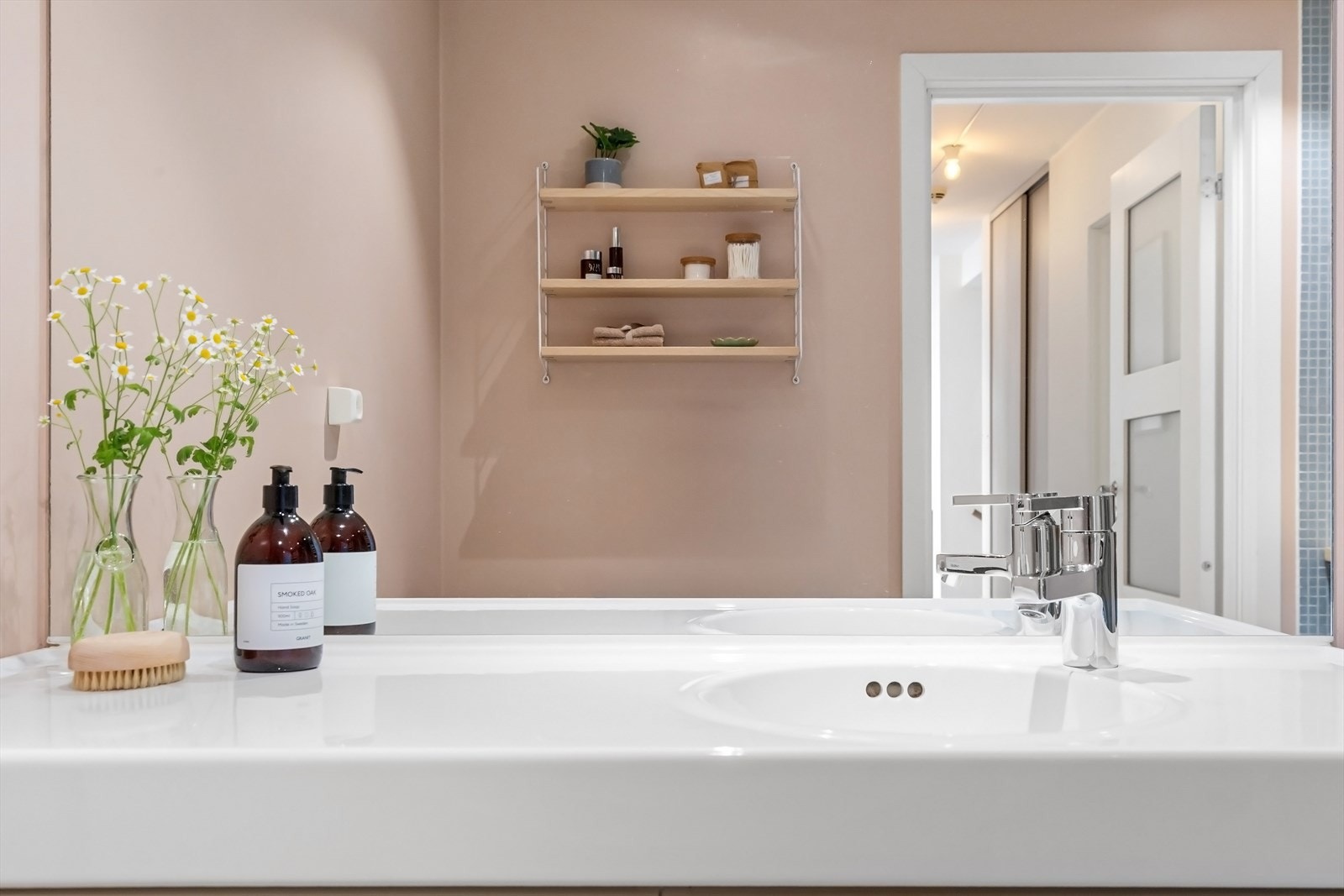 Tidsmessig helfliset baderom fra 2011. Badet er utstyrt med gulvstående toalett og dusjnisje med glassdør. Servantskap med ett-greps blandebatteri. Galleribilde