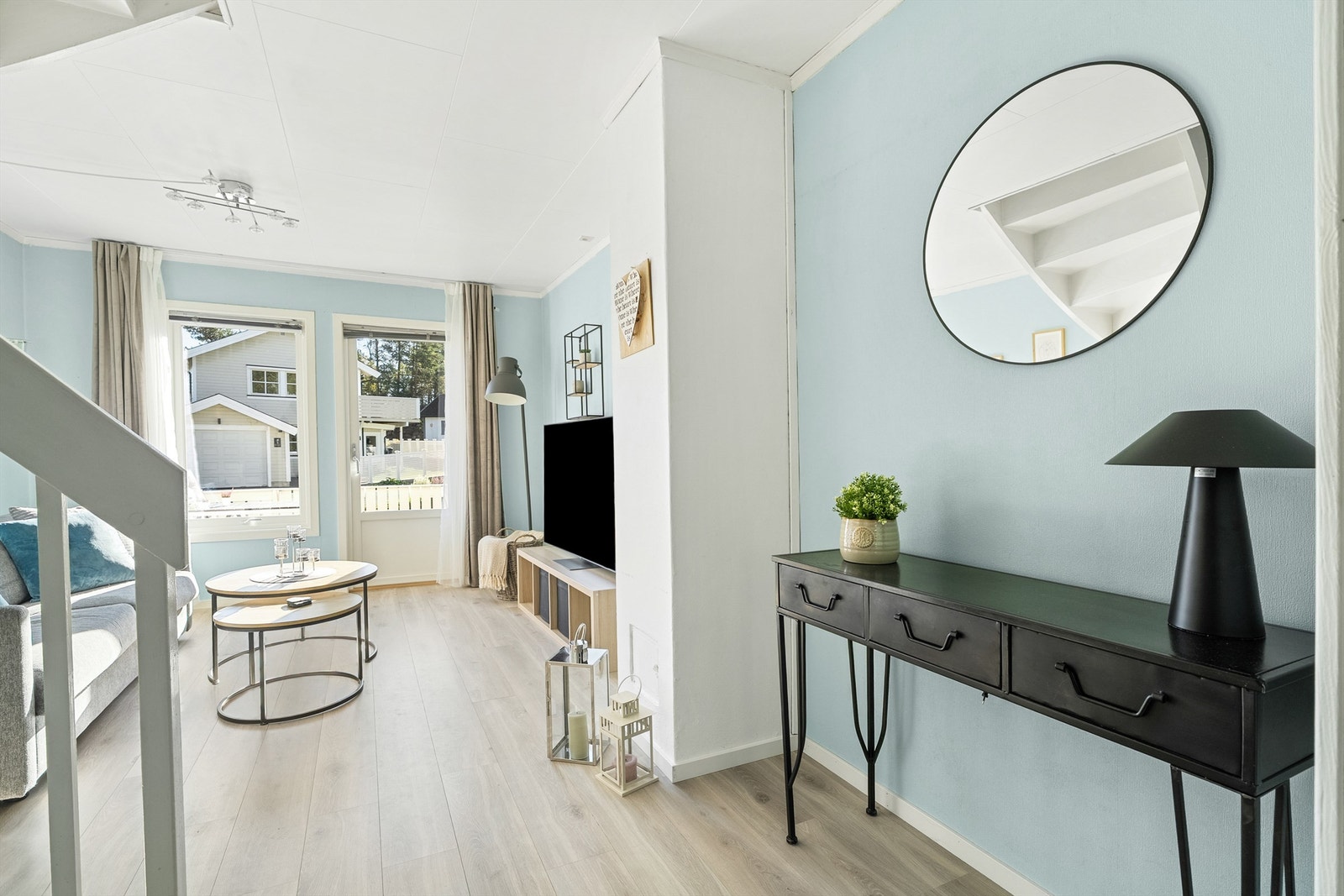 Fra stuen er det direkte adkomst til romslig markterrasse Galleribilde