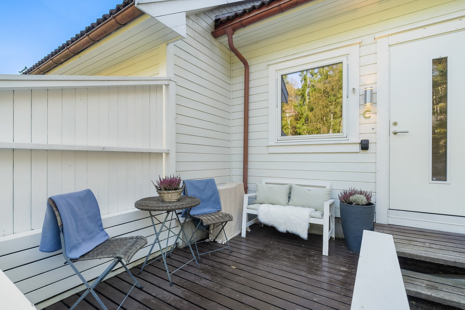 Terrassen byr på god plass til sittegruppe hvor man kan nyte kveldssolen - Leveggen skjermer for vind og gir en lun og behagelig uteplass Galleribilde