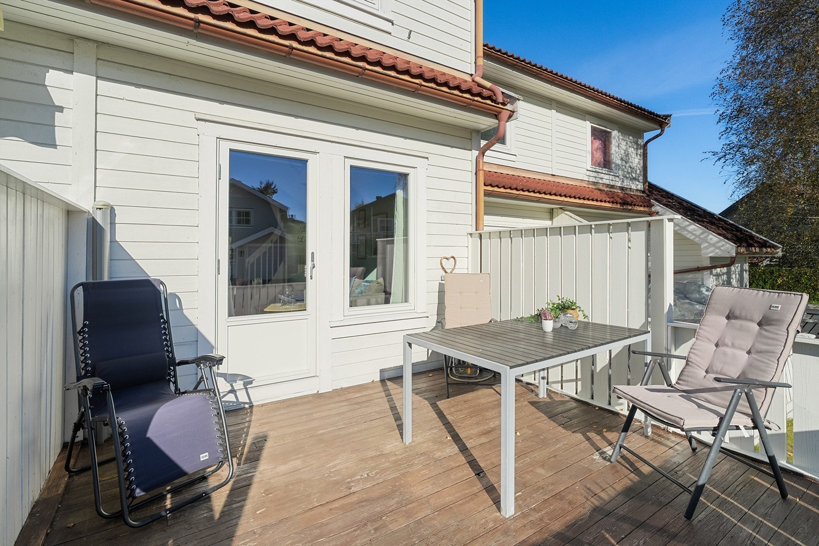 Terrasse på ca. 14 kvm med plass til spisebord- og sittegruppe Galleribilde