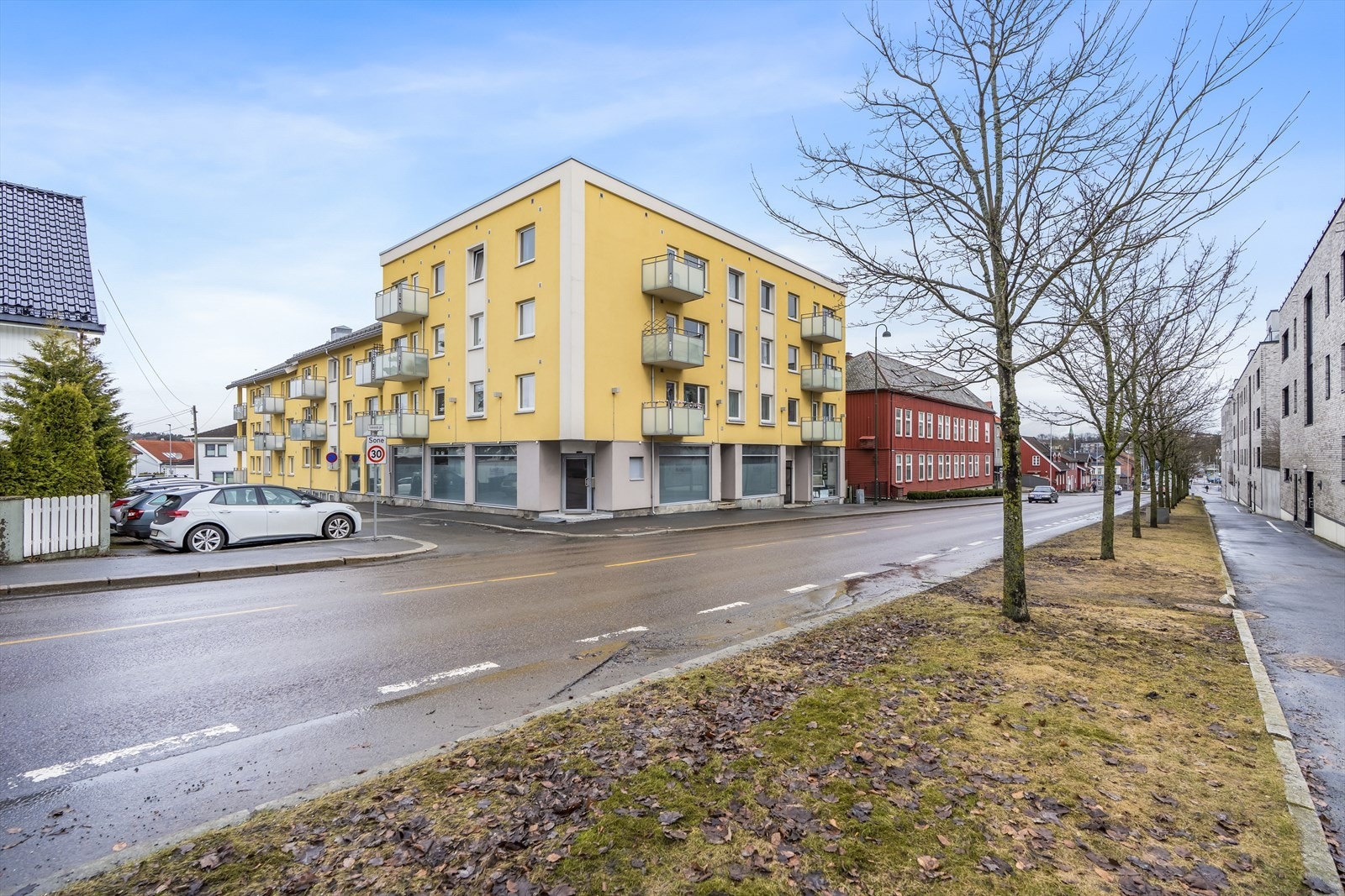 Helgerødgata 15A ligger svært sentralt på Jeløya, med kort gangavstand til både rekreasjonsområder, Sjøbadet og togstasjonen. Galleribilde