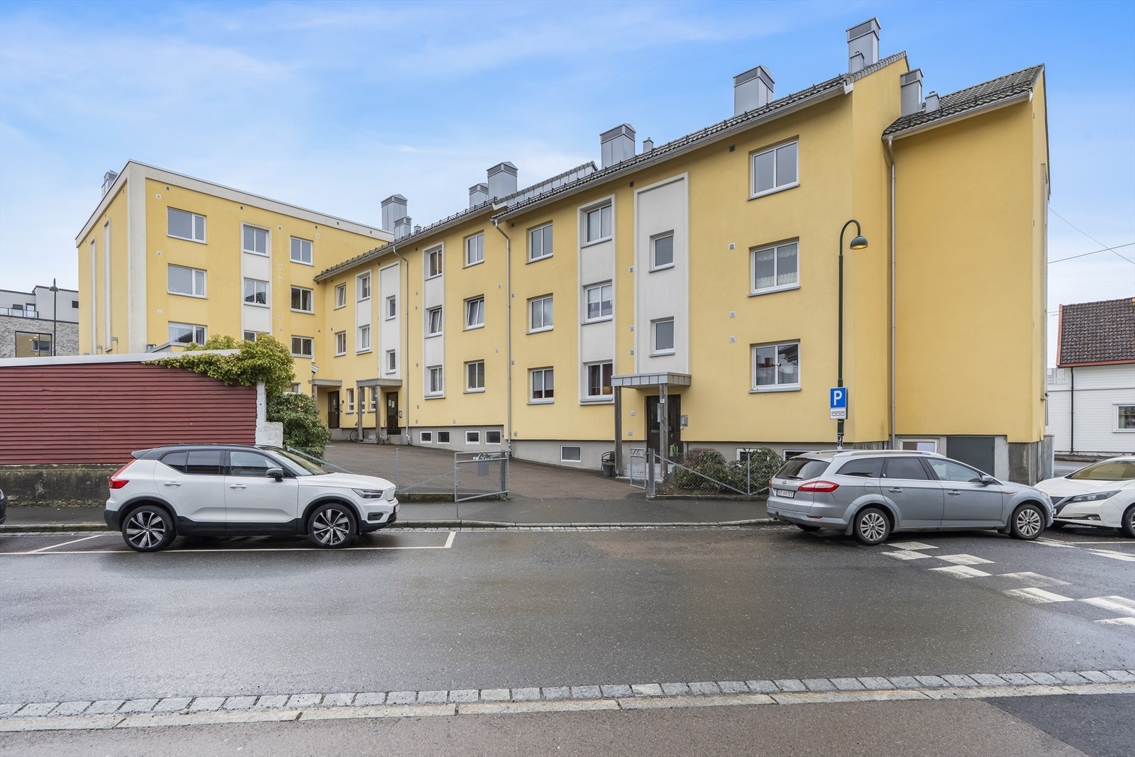 Beliggenheten gir enkel pendling mot Oslo og Halden, samt ferjeforbindelse over til Vestfold. Galleribilde
