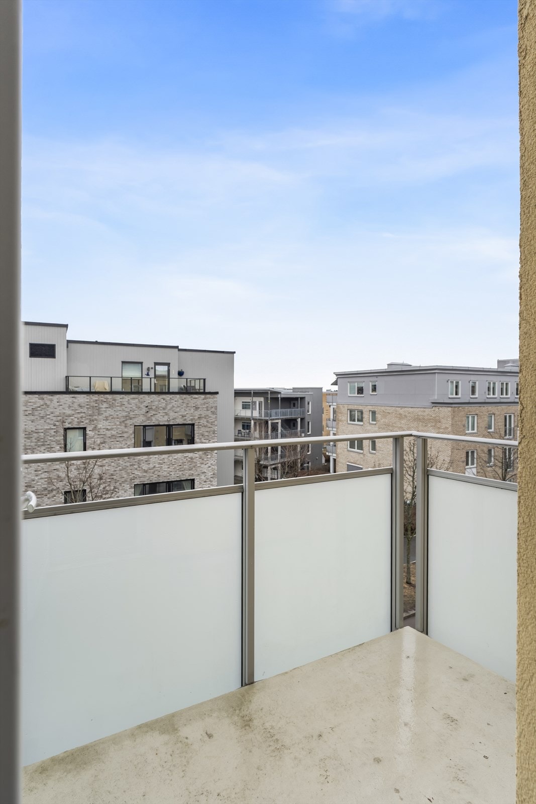 Sydvendt balkong med fine solforhold. Galleribilde