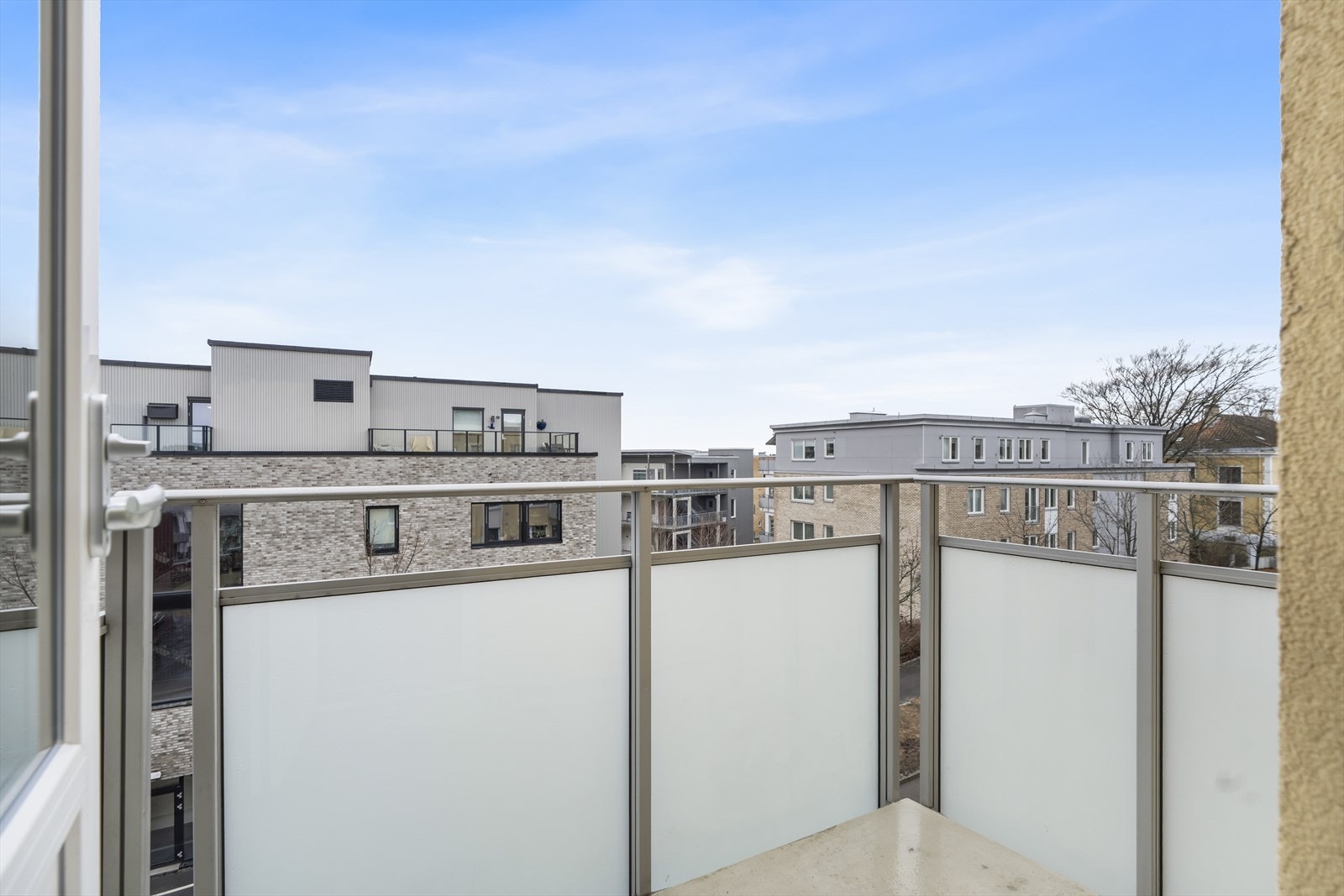 Dette er en svært lekker og helt nyoppusset 4-roms leilighet med ypperlig intern beliggenhet på enden av byggets toppetasje! Galleribilde