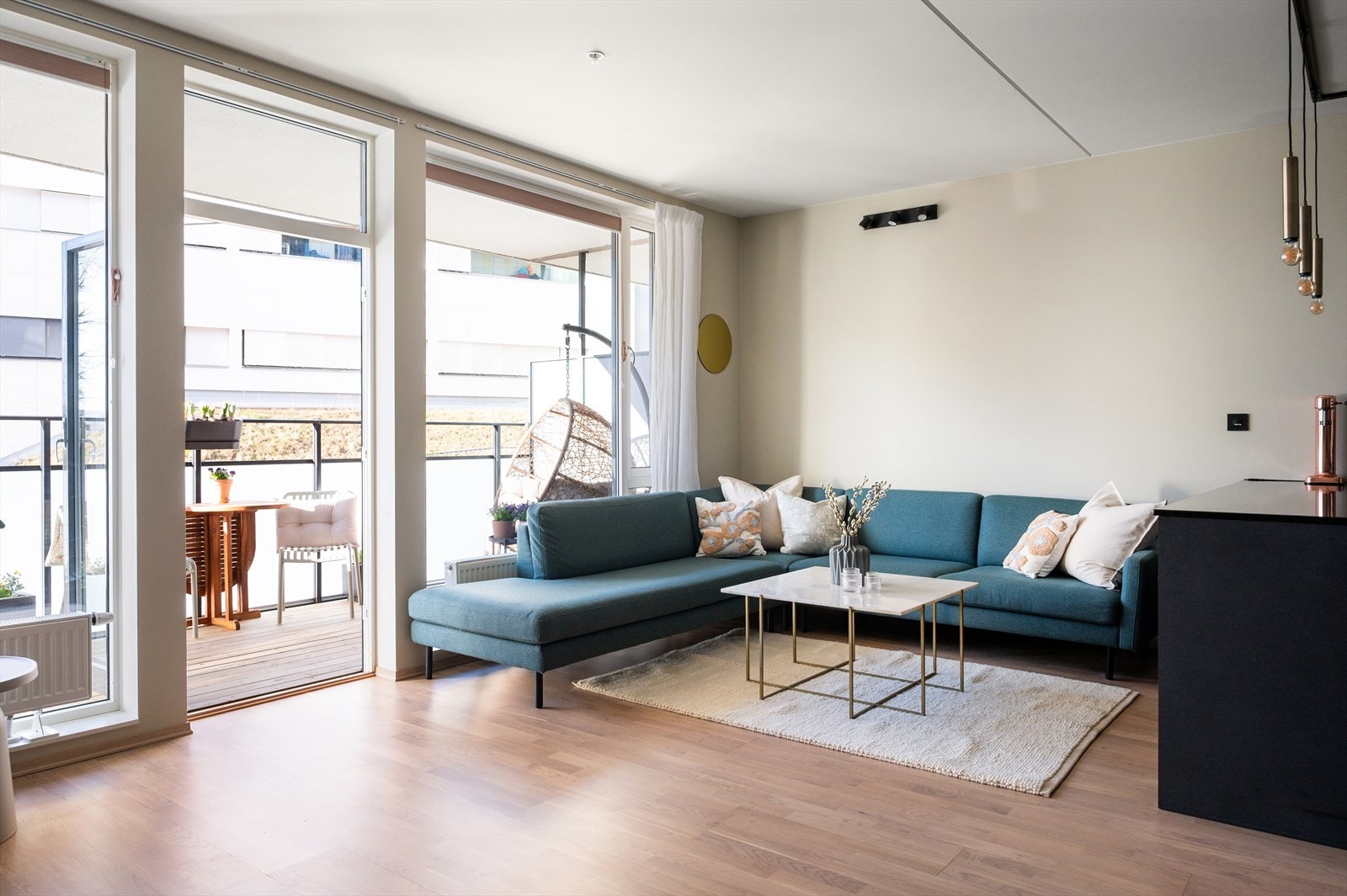 Store vinduer og utgang til balkong gir gode og naturlige lysinnslipp. Galleribilde