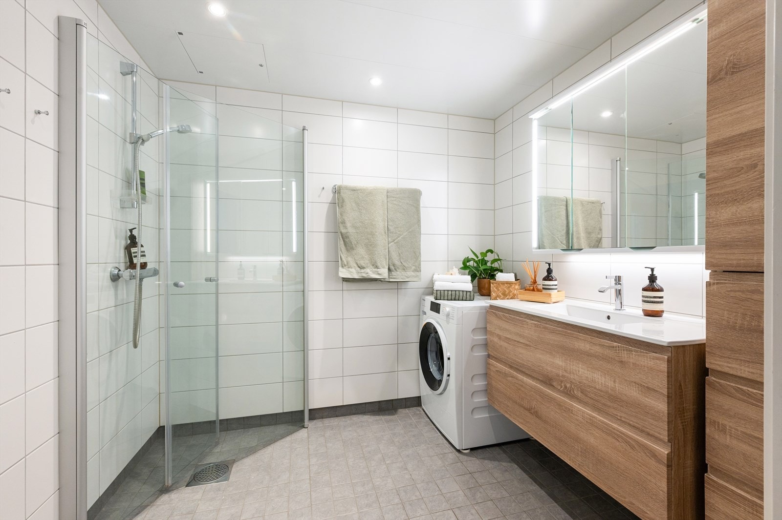 Hovedbad: Lyst og moderne baderom fra byggeår. Badet er innredet med baderomsmøbel (oppgradert i 2025) og vegghengt speil med belysning. Galleribilde