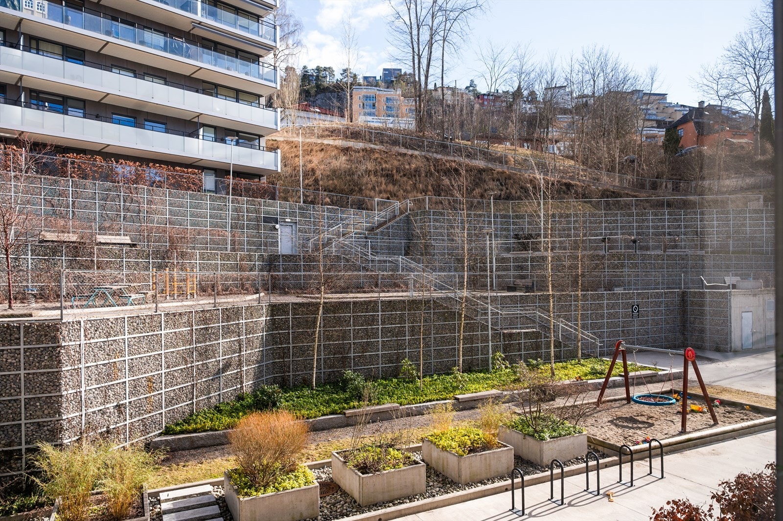 Utsikt fra soverom mot rolig bakgård. Galleribilde