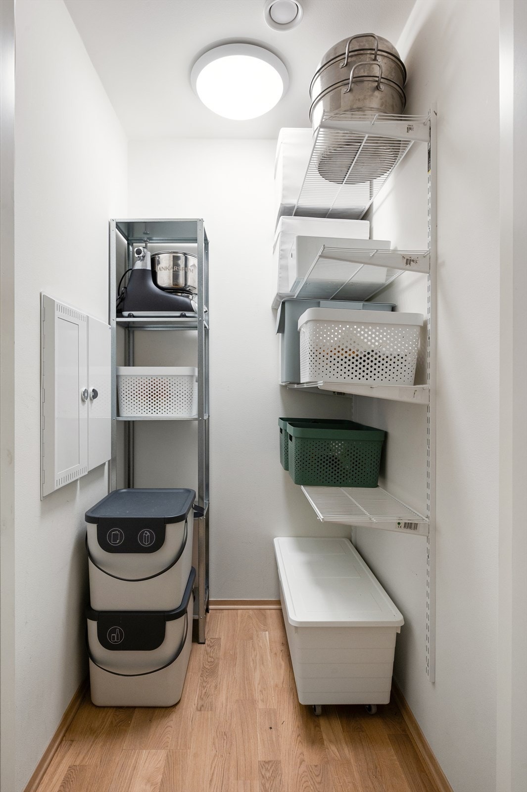 Fra entréen er det direkte adkomst til intern bod - perfekt for lagring. Galleribilde