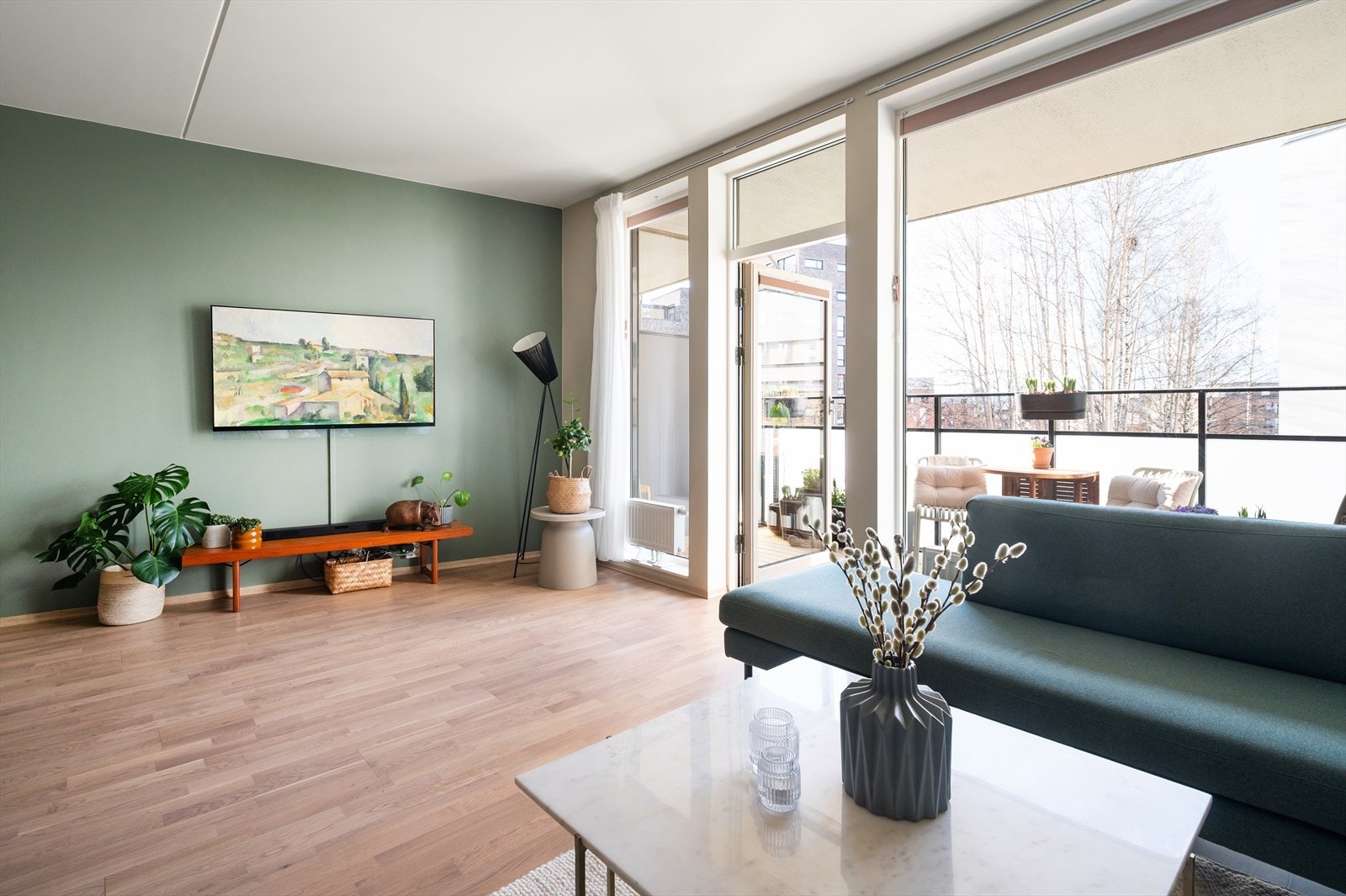 Romslig stue med god plass til sofaseksjon med tilhørende møblementer. Galleribilde