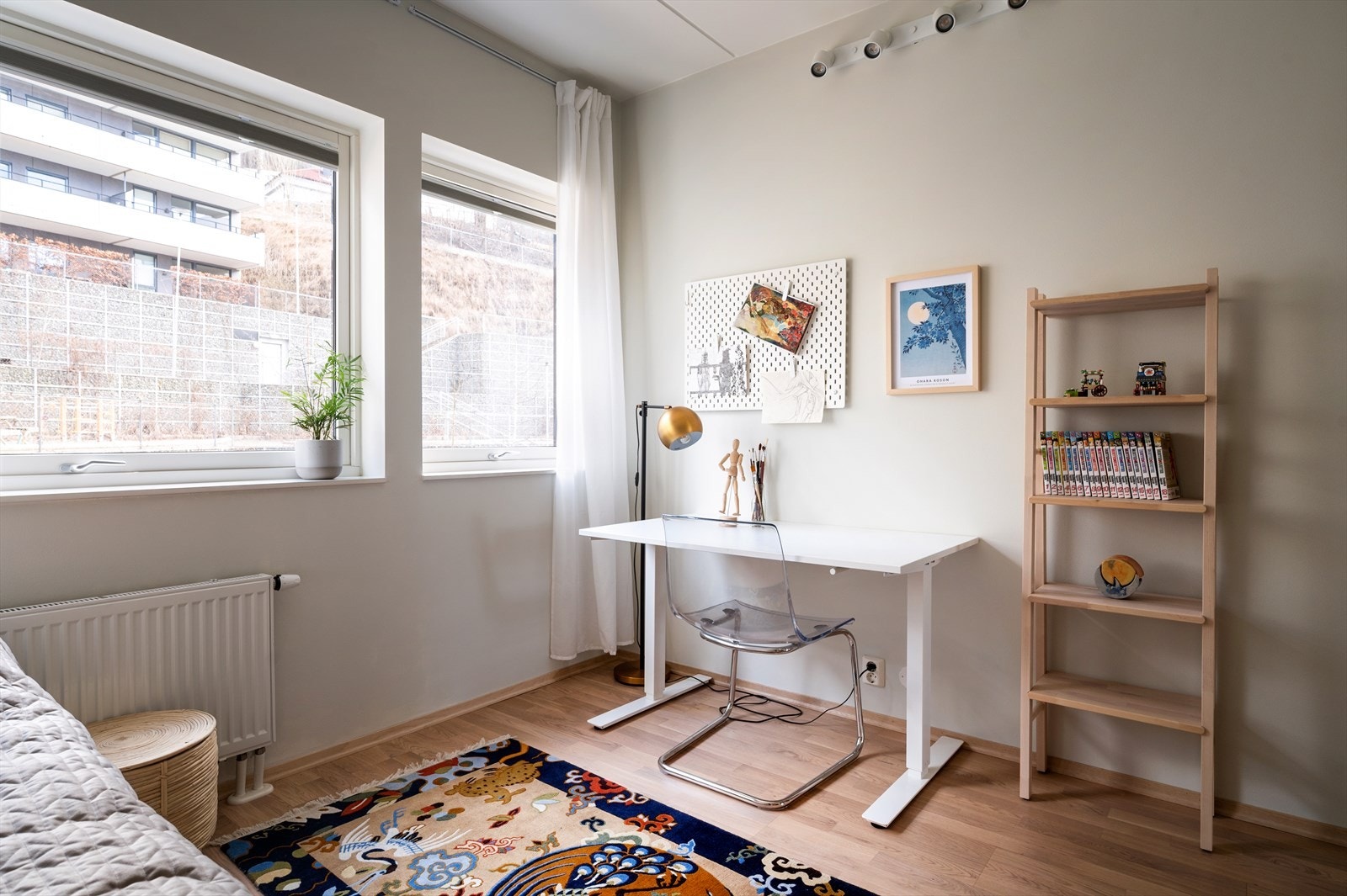 Rommet har også god plass til kontorpult og garderobeskap. Galleribilde