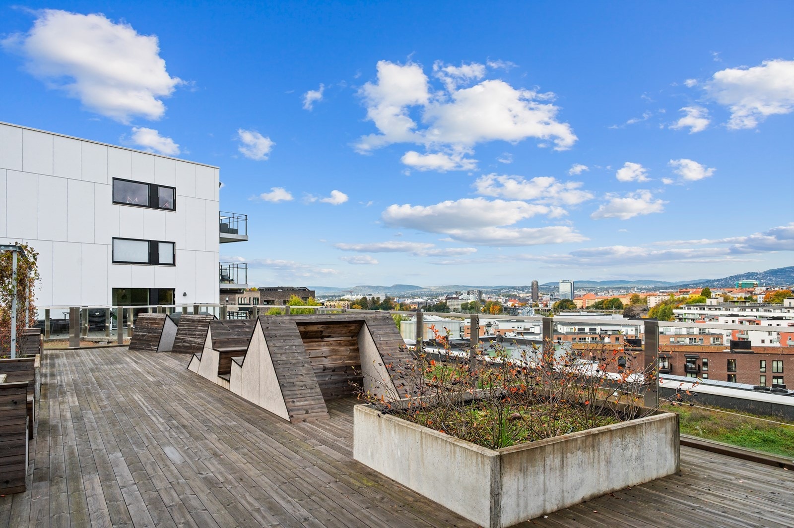 Det er tilgang til store takterrasser i borettslaget som man kan benytte. Galleribilde