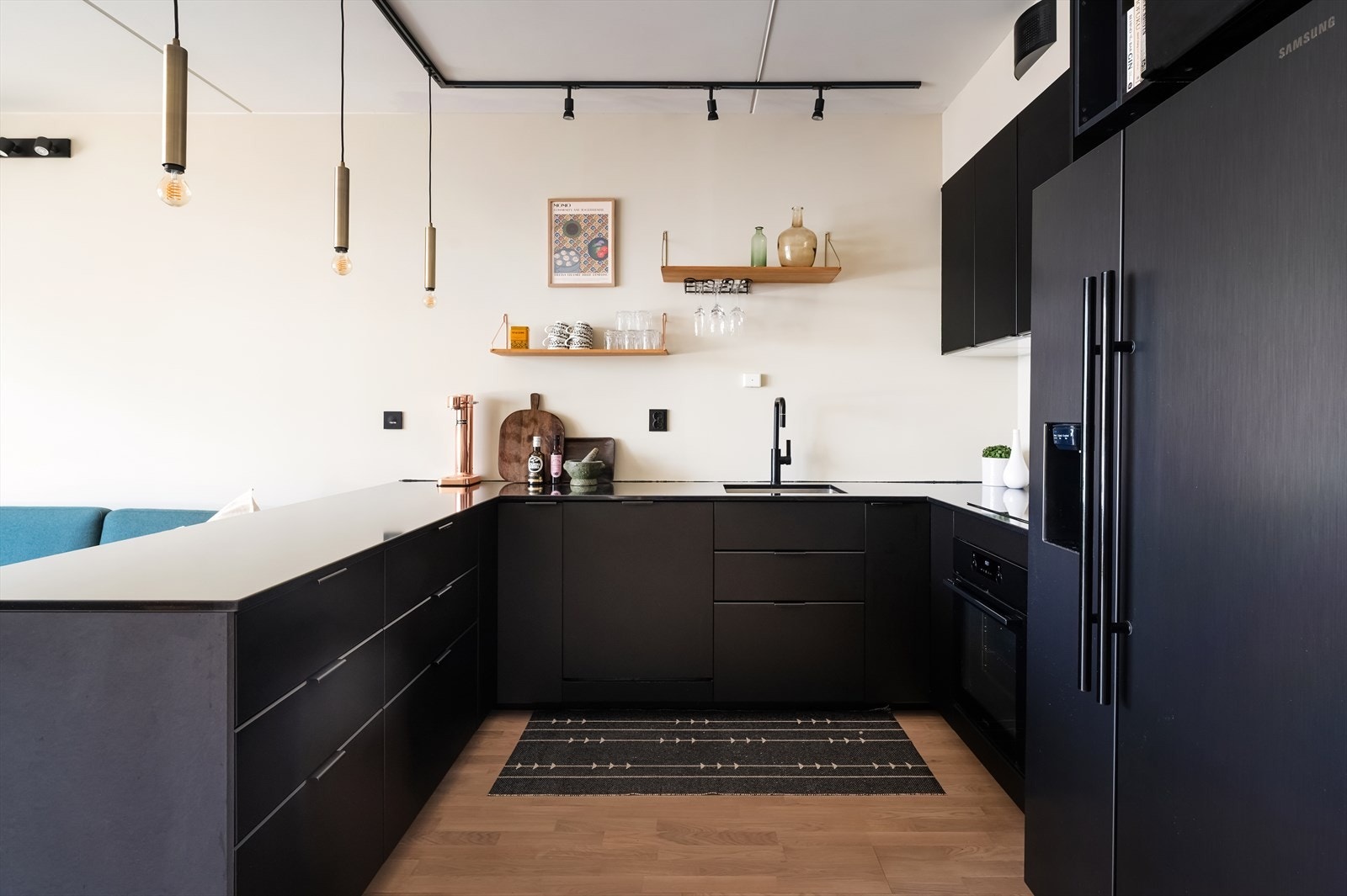 Ellers har kjøkkenet godt med både skap-og benkeplass. Galleribilde