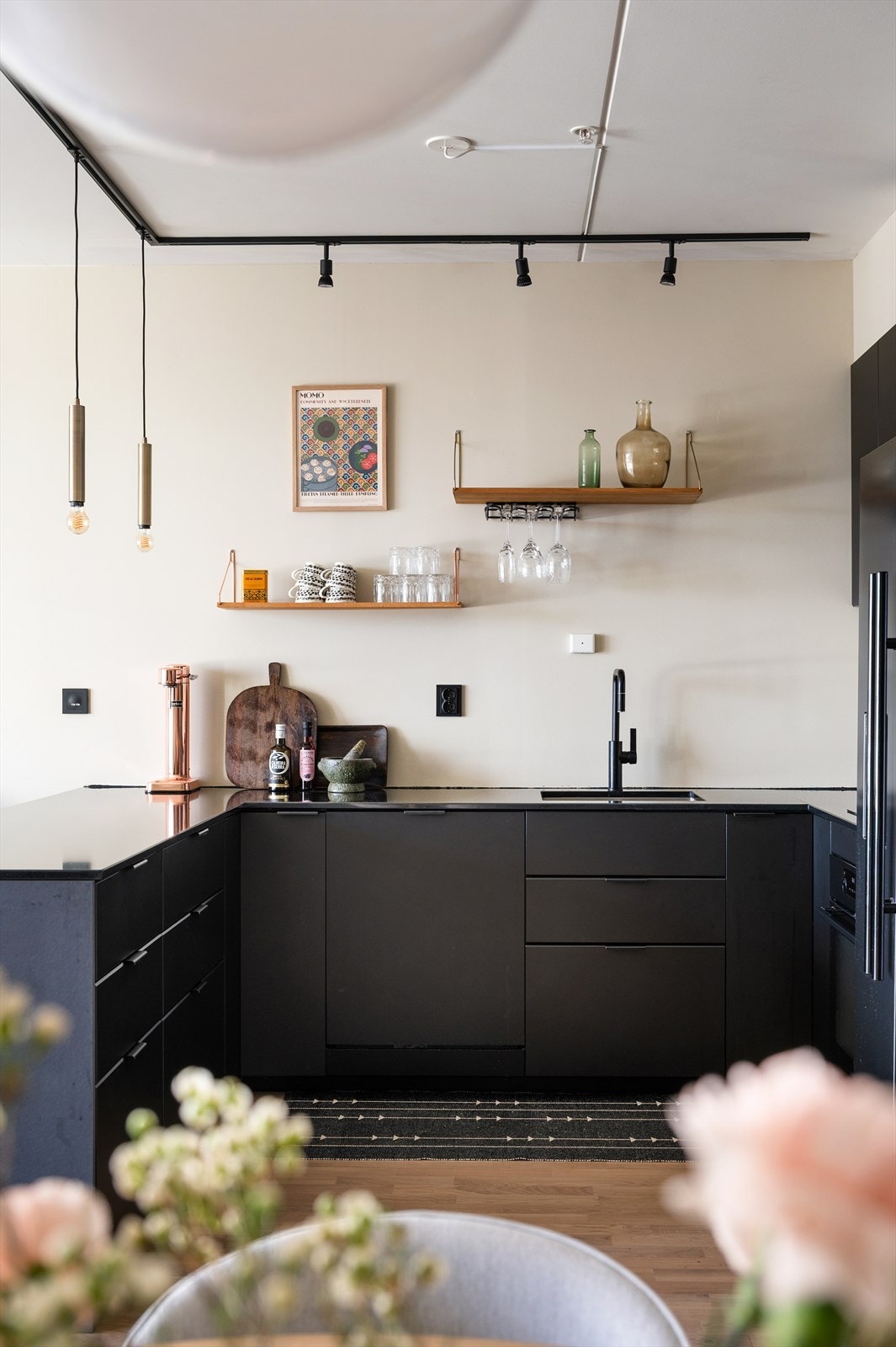 Det er integrerte hvitevarer bestående av stekeovn, induksjonstopp, oppvaskmaskin og kombinert kjøle- og fryseskap (side-by-side). Galleribilde