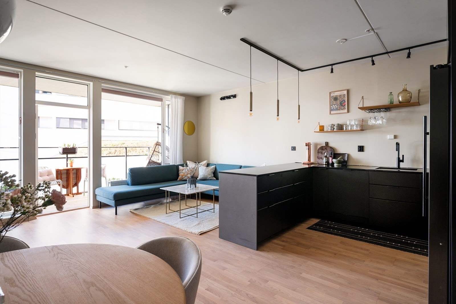 En moderne og innbydende 4-roms leilighet med attraktiv beliggenhet i byggets 2. etasje, med enkel adkomst via heis. Galleribilde