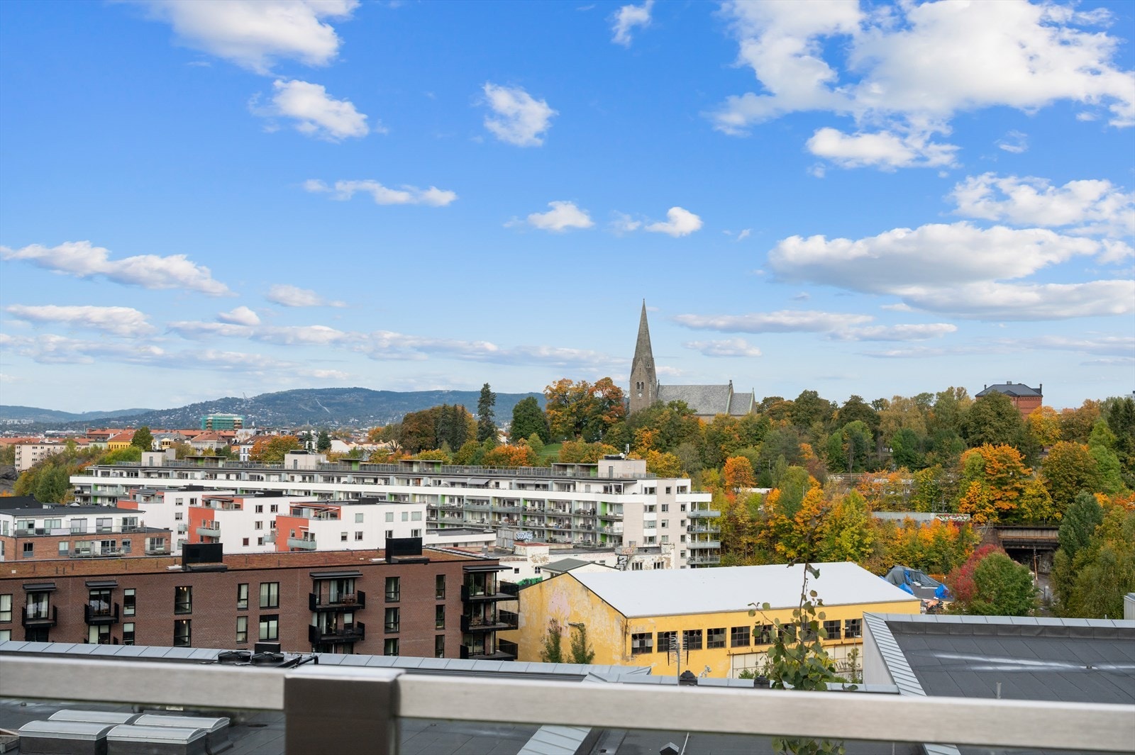Utsikt fra takterrassen mot Vålerenga kirke. Galleribilde