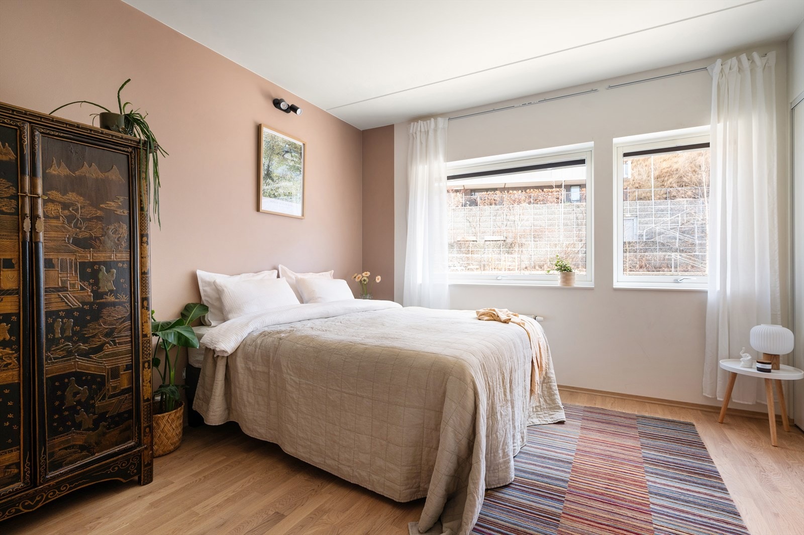 Romslig hovedsoverom med god plass til dobbeltseng, nattbord og kommode. Galleribilde