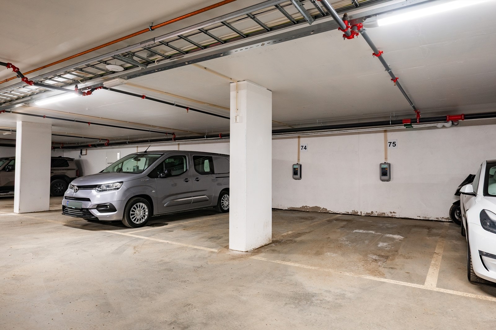 Det medfølger garasjeplass med el-lader. Enkel adkomst fra leiligheten med heis rett ned til garasjen. Galleribilde