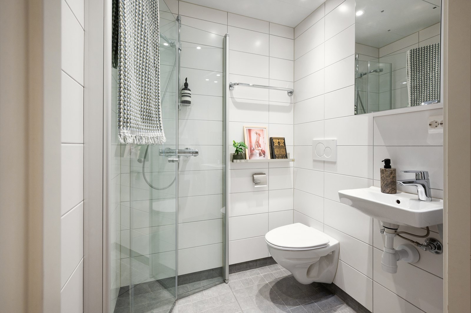 Bad 2: Tidsriktig baderom fra byggeår med dusjhjørne med innfellbare glassvegger, vegghengt toalett, servant samt overskap med speildør og belysning. Galleribilde