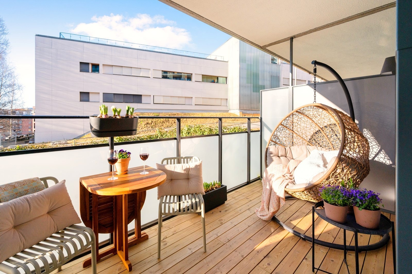 Leiligheten har direkte utgang til en herlig, nordvendt balkong på ca. 11 kvm. Det er også tilgang til store takterrasser i borettslaget med sittegrupper, sol hele dagen og flott utsikt! Galleribilde