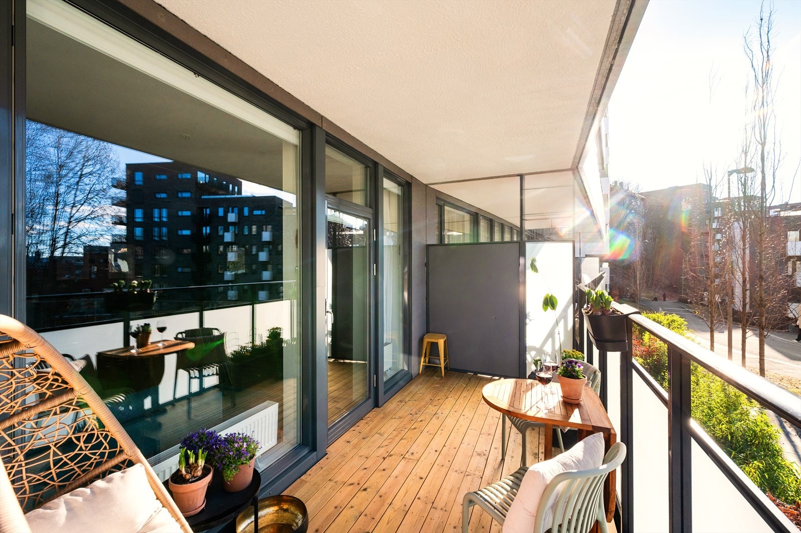 Balkongen har god plass til utemøbler i form at sittegruppe og elektrisk grill. Galleribilde