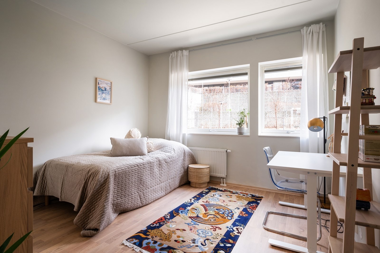 Soverom to med god plass til seng, nattbord og kommode. Galleribilde