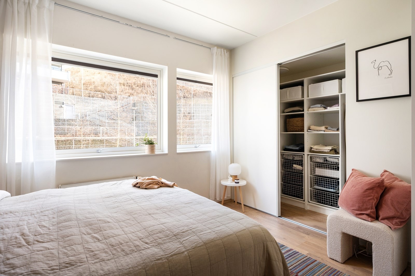 Praktisk skyvedør inn til bod / walk-in closet. Galleribilde