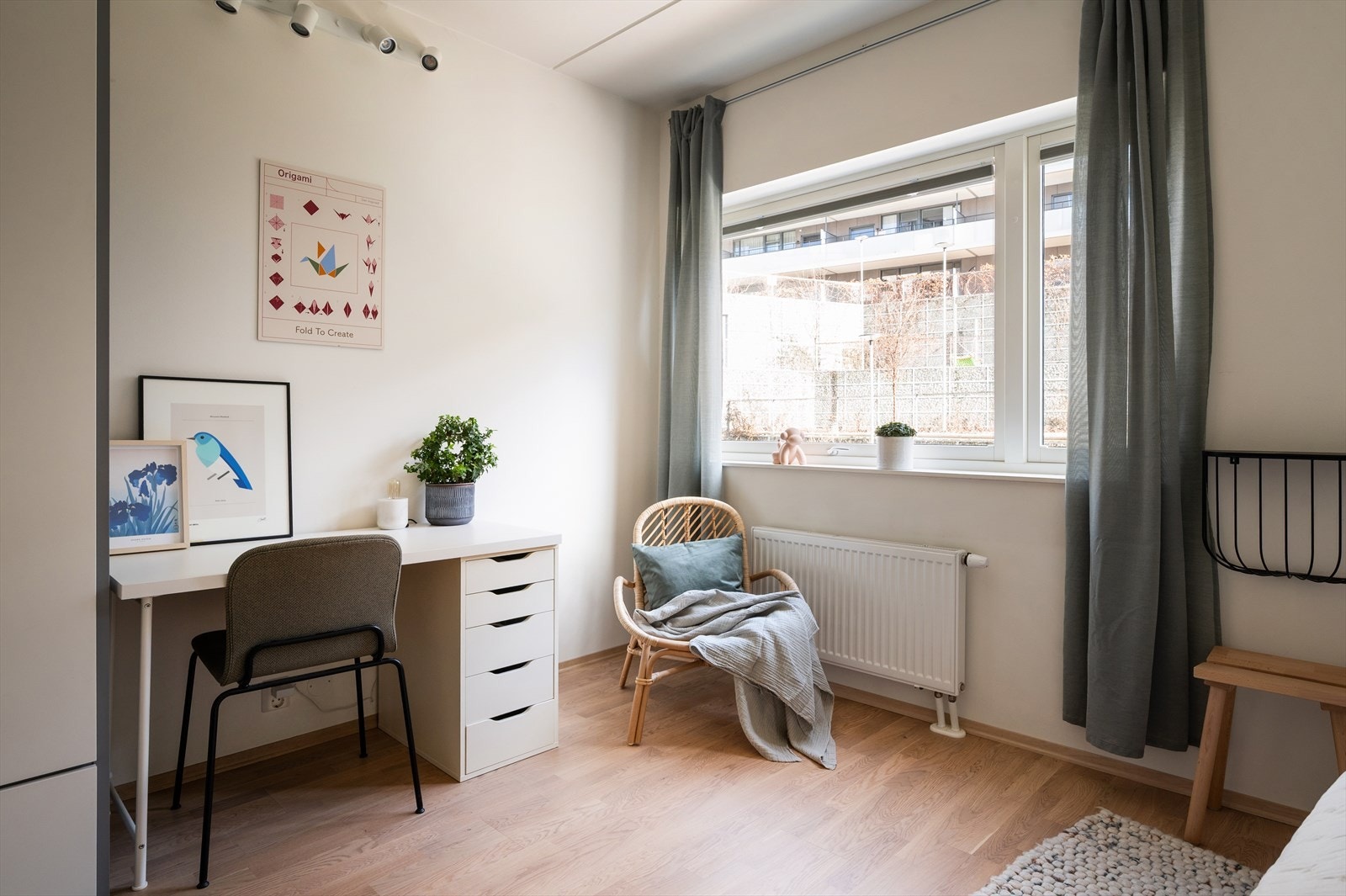 God plass til seng, nattbord, garderobekskap og kontorpult. Galleribilde