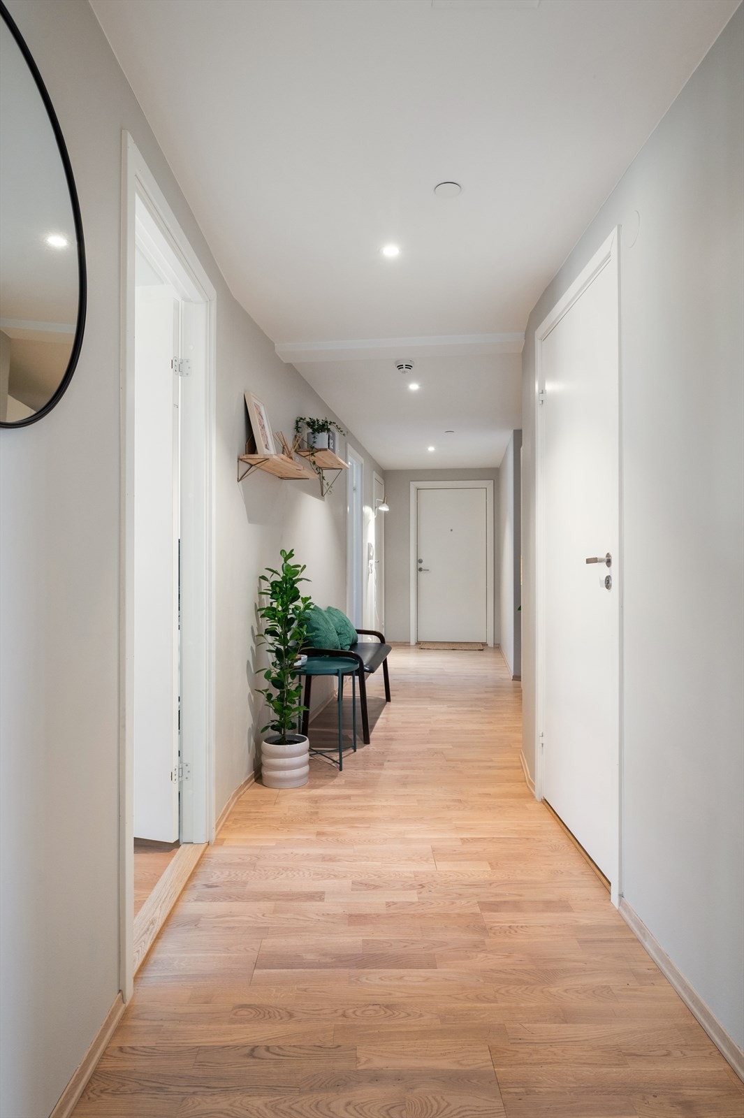 Lysmalte overflater og downlights i himling. Galleribilde