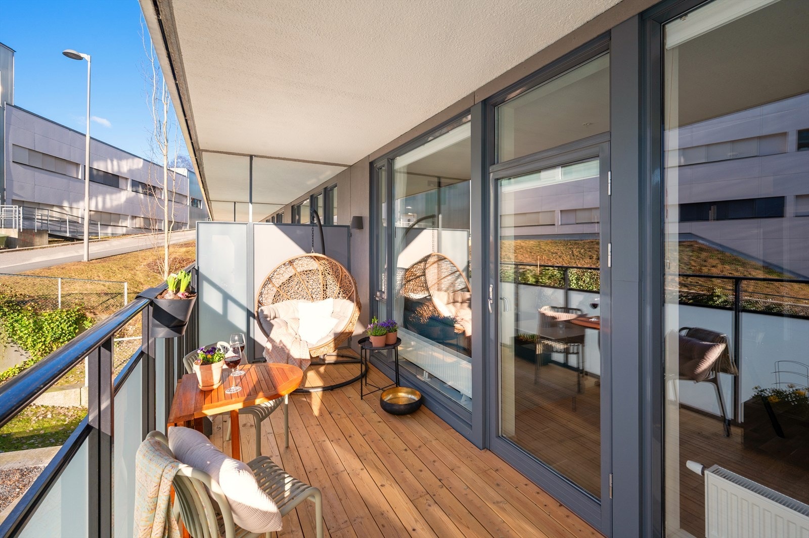 Balkongen oppleves som en flott forlengelse av boligen i sommerhalvåret. Galleribilde