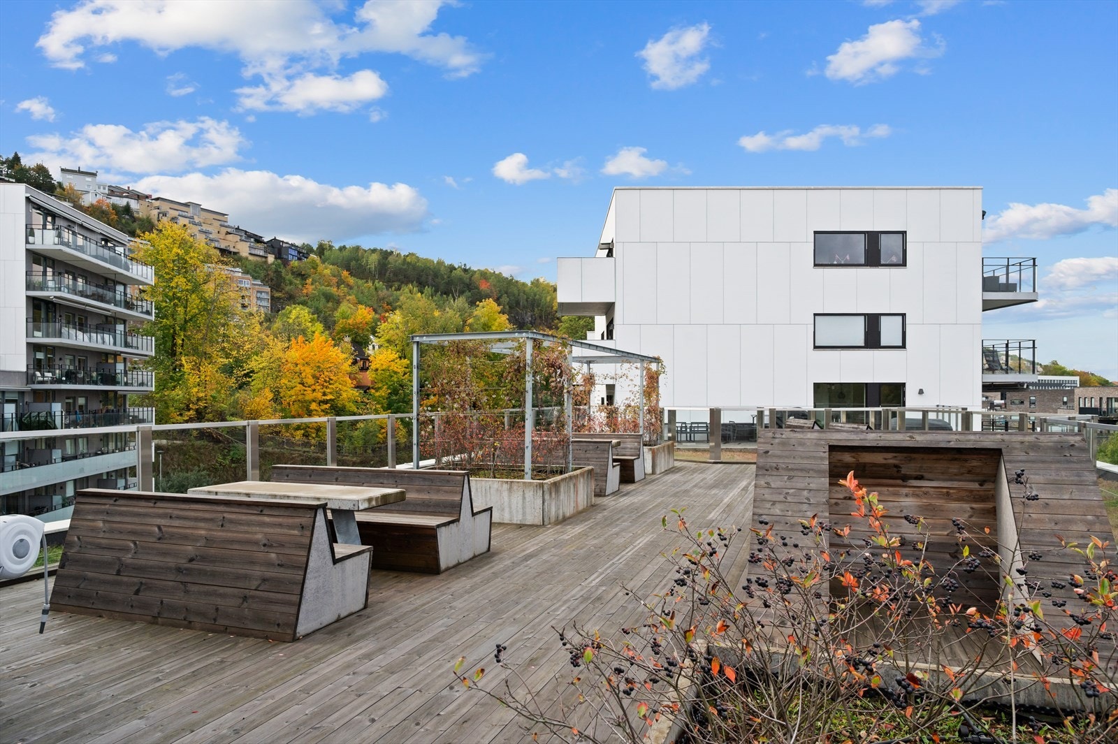 Her er det sol hele dagen på sommeren og fine sitteplasser. Galleribilde