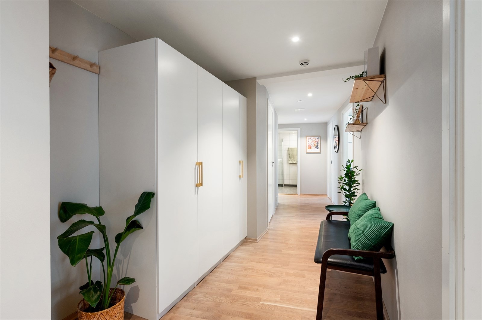 Entréen oppleves lys og innbydende, med god plass til oppbevaring av ytterklær m.m. i garderobeskap. Galleribilde