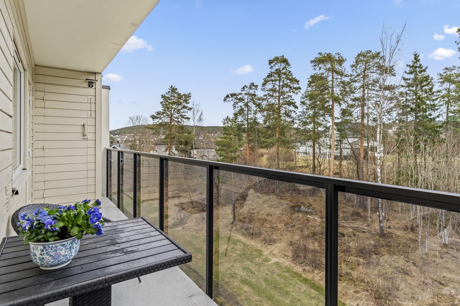 Her ute er det plass til sittegruppe, samt tilgang til en bod. Galleribilde