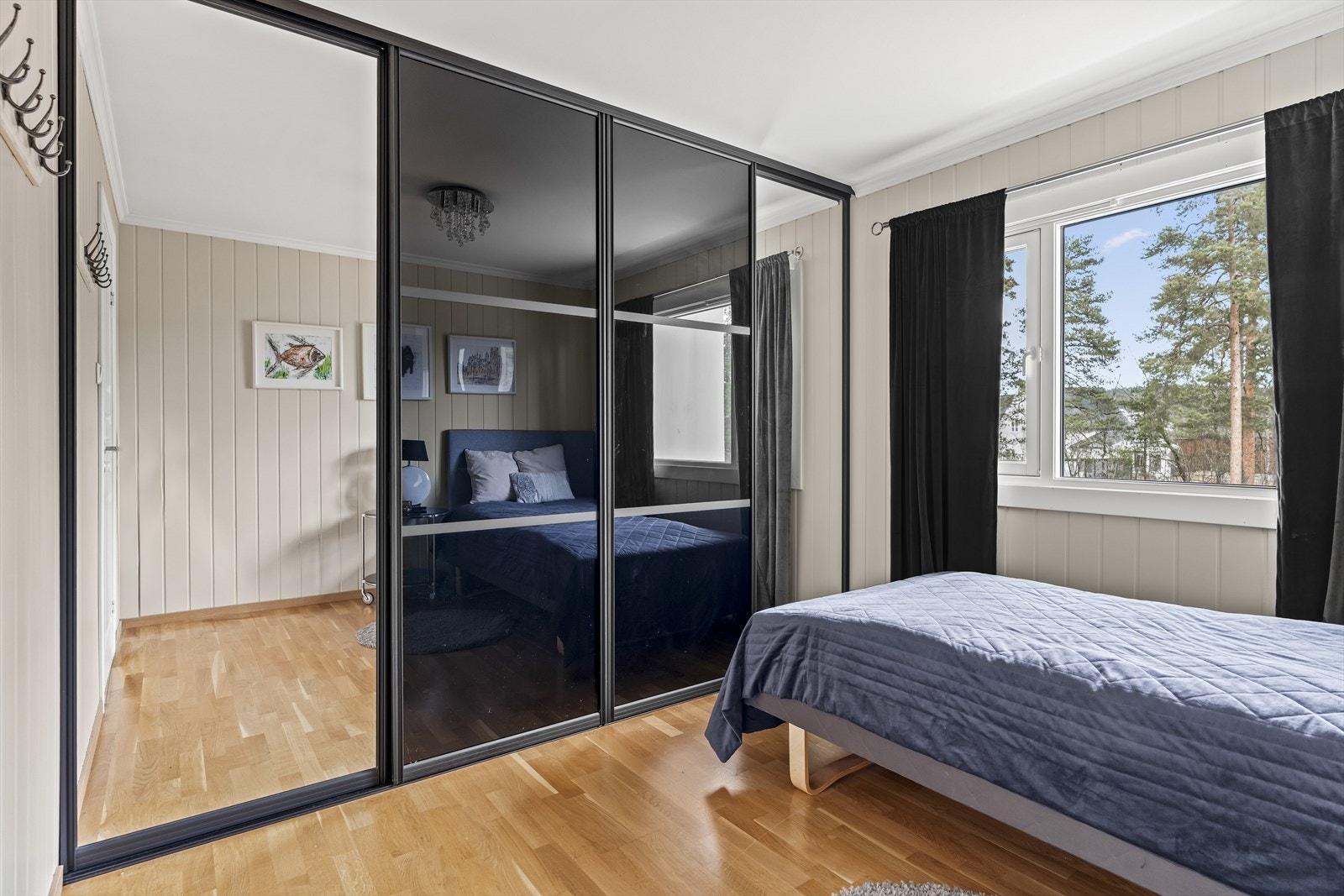 Rommet har plass til seng, nattbord, garderobe og evt. skrivebord. Også dette rommet har en svært praktisk garderobeløsning. Galleribilde