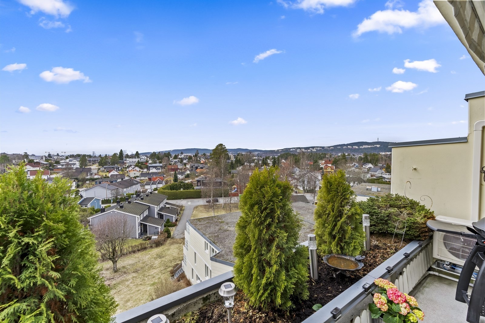 Rekkverket er i støpt betong med blomsterkasser. I tillegg er det tilgang til en utvendig bod på 1,4 m². Galleribilde